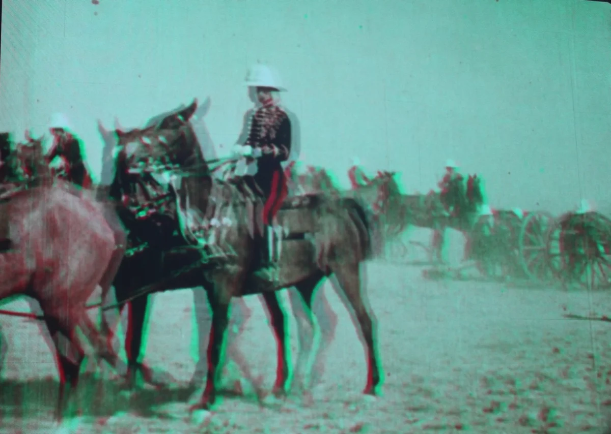 Коронация Георга V в Индии. Первое цветное кино снималось с помощью зеленого и красного фильтров. При этом на экране возникал временной параллакс - появлялась зеленая или красная кайма.  