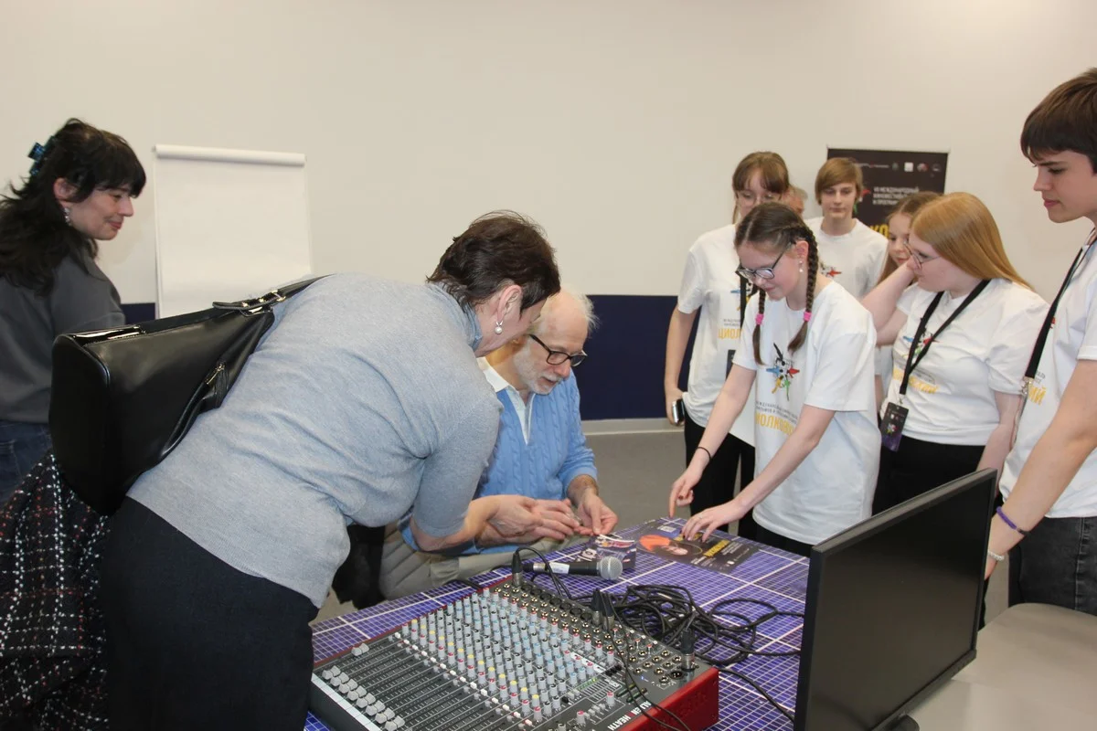 Уже после встречи сценарист долго раздавал автографы и общался со зрителями.