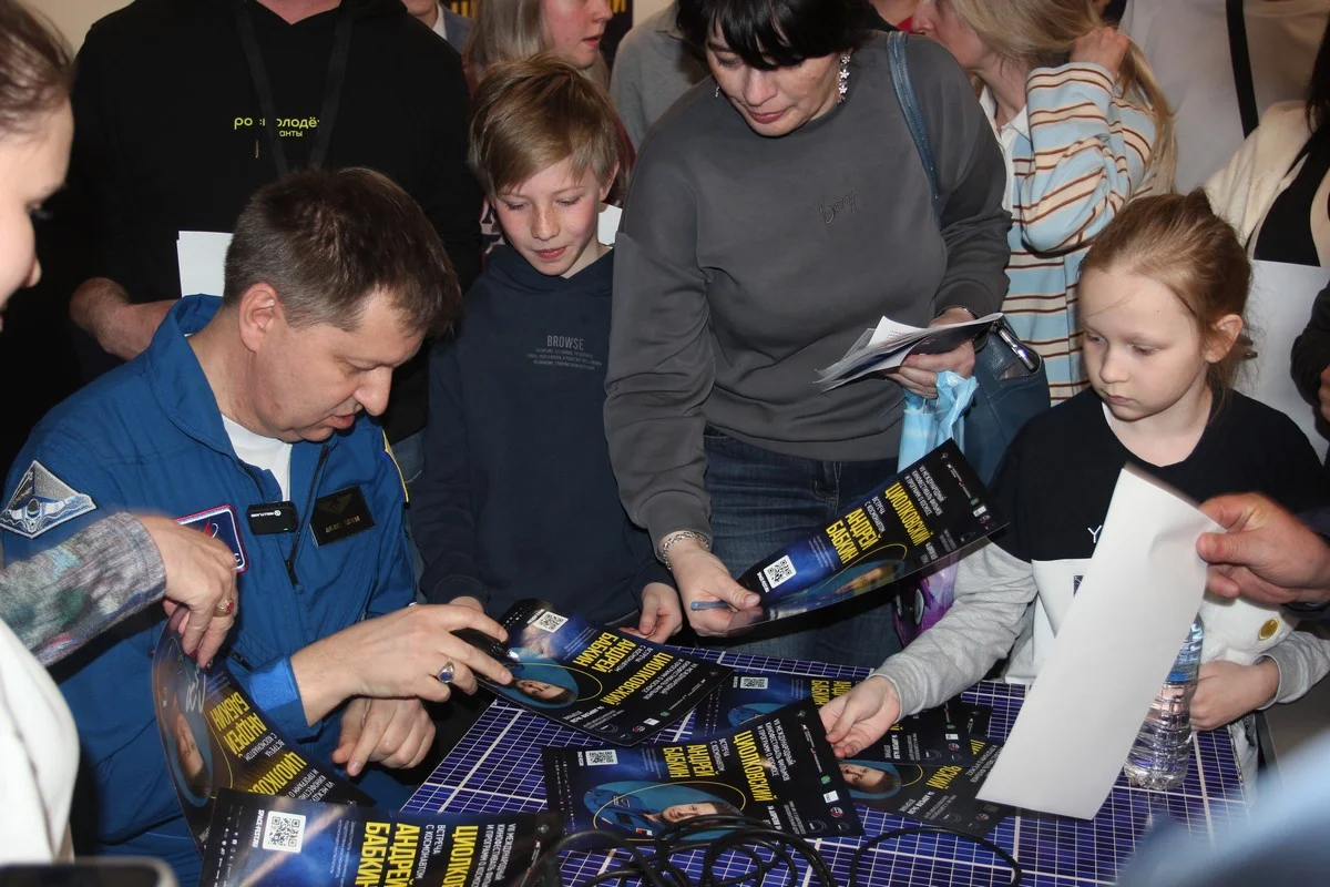 В конце встречи - традиционная автограф-сессия.