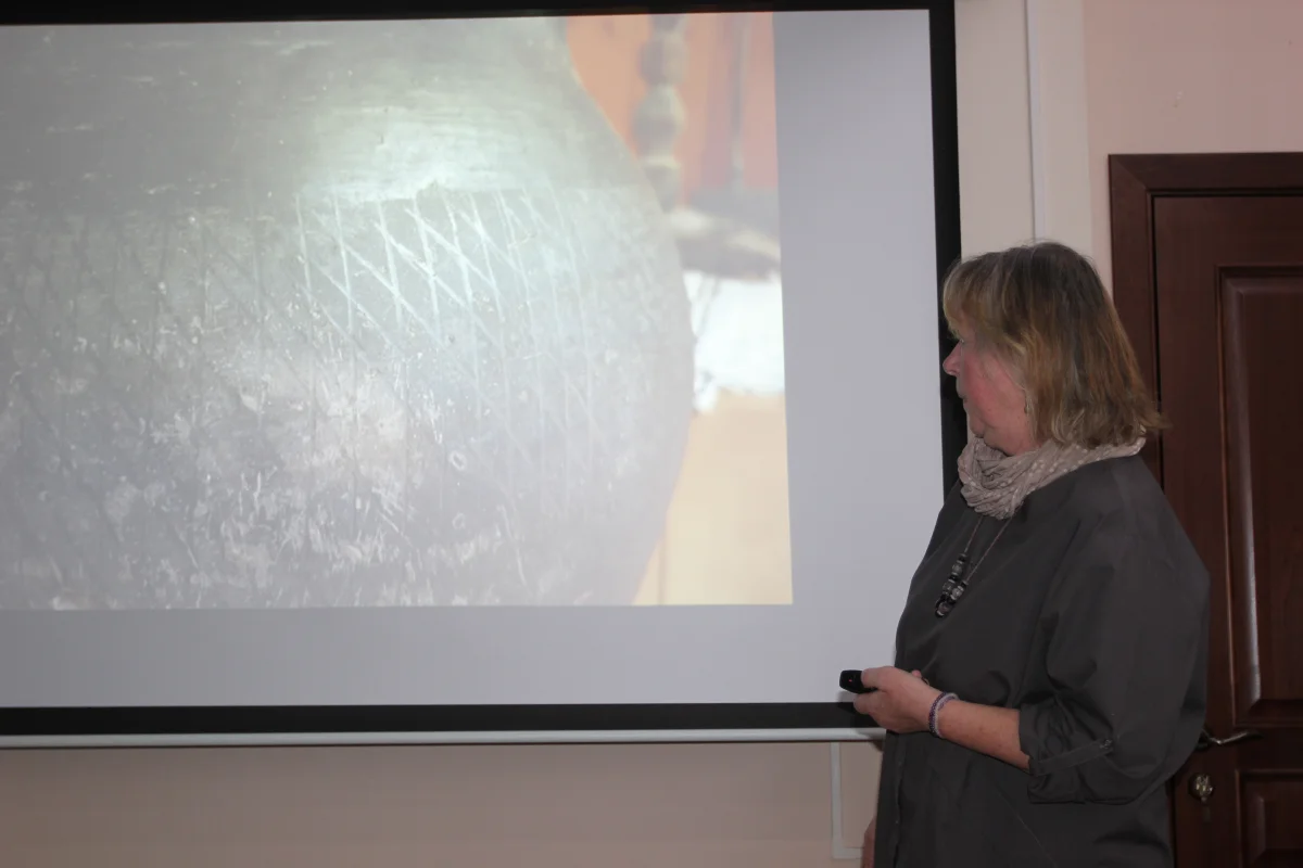 На ней есть характерные линии