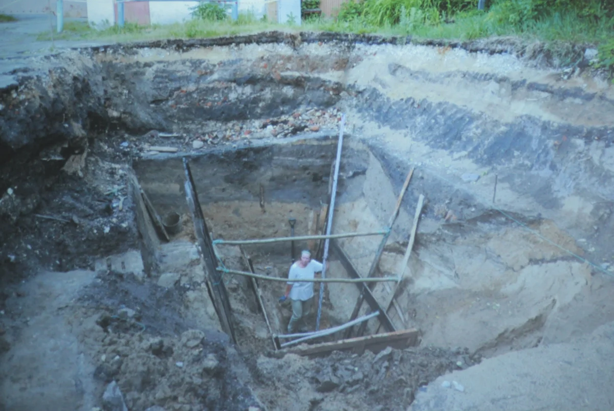 Из-за дождей стены раскопа постоянно осыпались. 