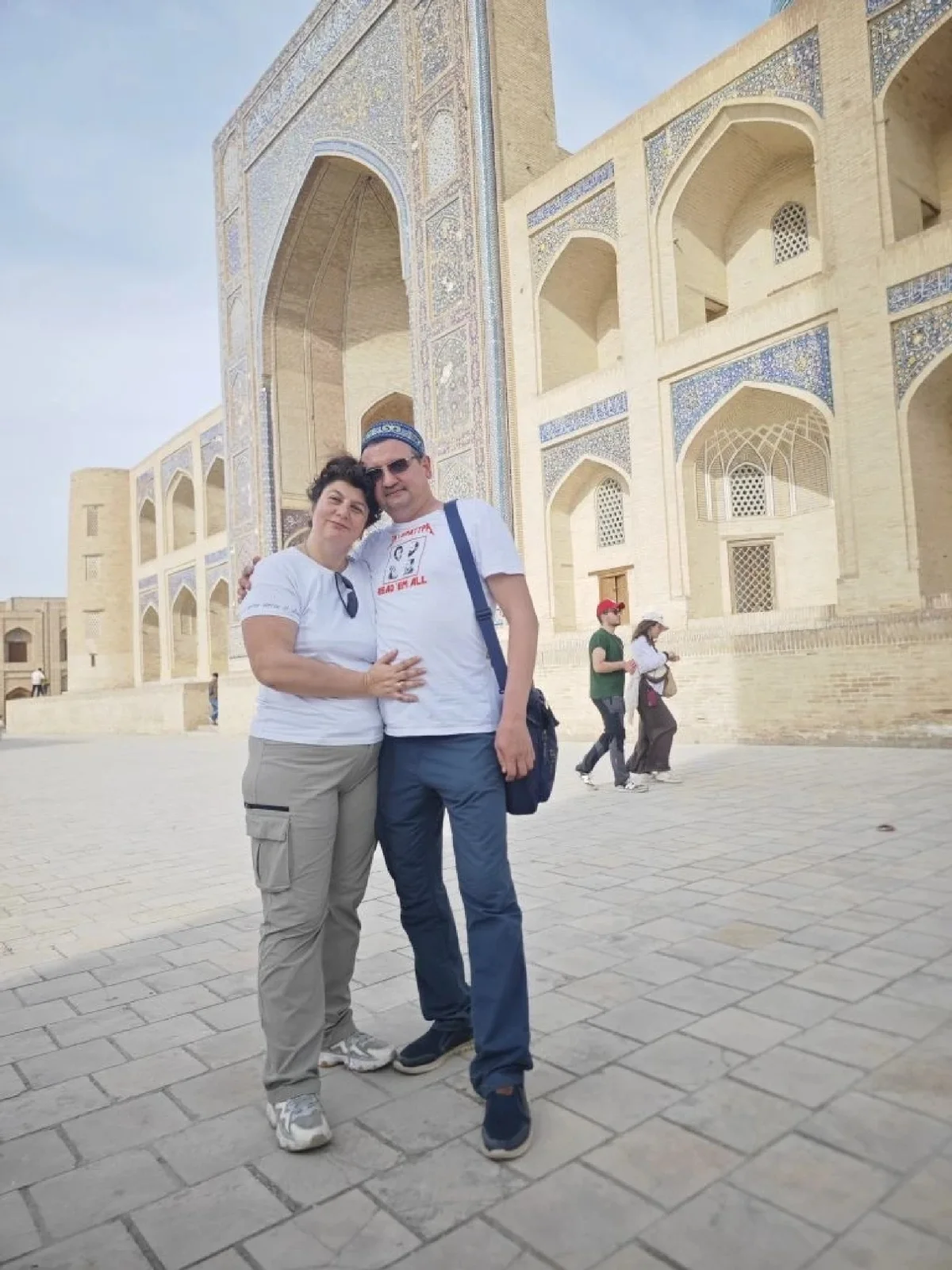 В Узбекистане кормят так вкусно, что наступает момент, когда заклинание «втяни живот» уже не работает и хрупкой женщине ради красивого фото приходится его утрамбовывать вручную.