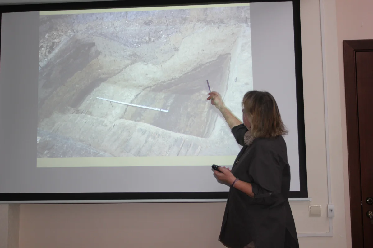 Слои залегали под углом 45 градусов.