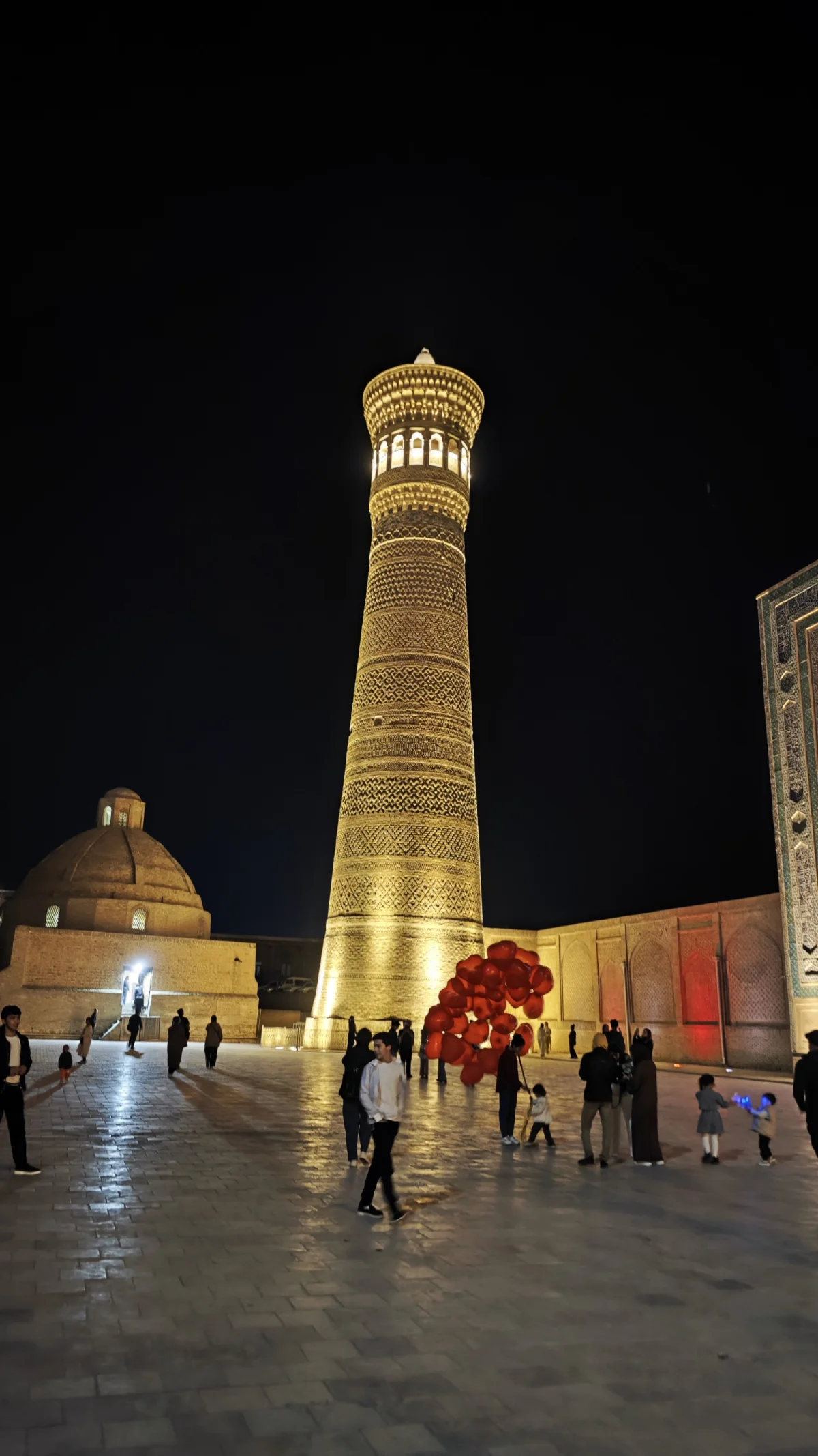 Башня Калян. Площадь перед ней излюбленное место отдыха бухарцев.