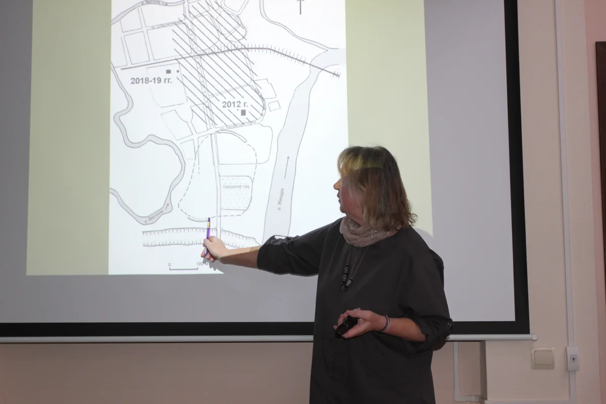 Здесь находился древний вал. На него на карте указывает вот эта скобочка. А чуть выше справа в маленьком кружочке отмечен городской сад. 