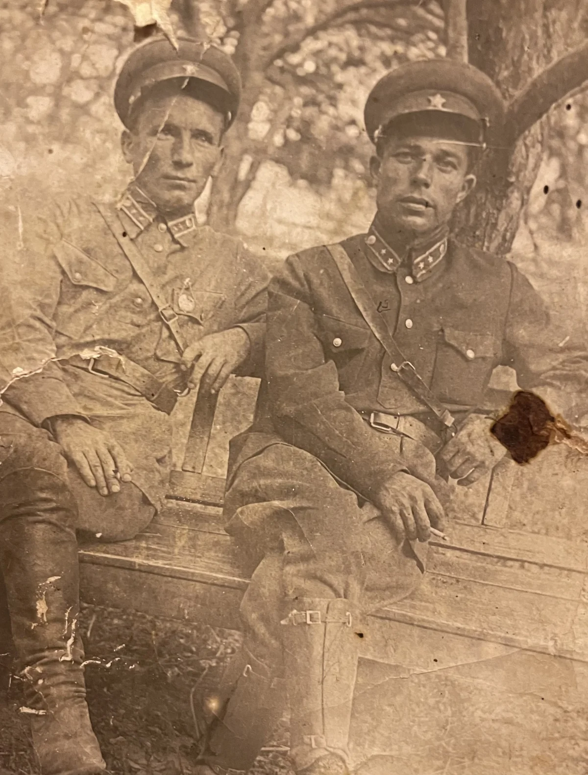 В довоенное время на фабрике начальником подсобного хозяйства трудился Федор Дмитриевич Коротков (на фото слева).