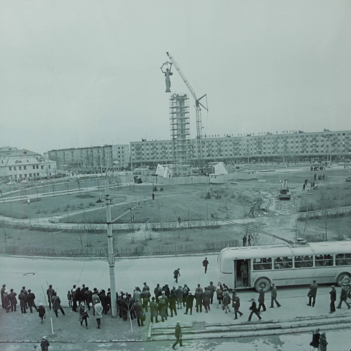 Фото Владимира Морозова. Установка скульптуры Родины-Матери на пл. Победы, март 1973 года. 