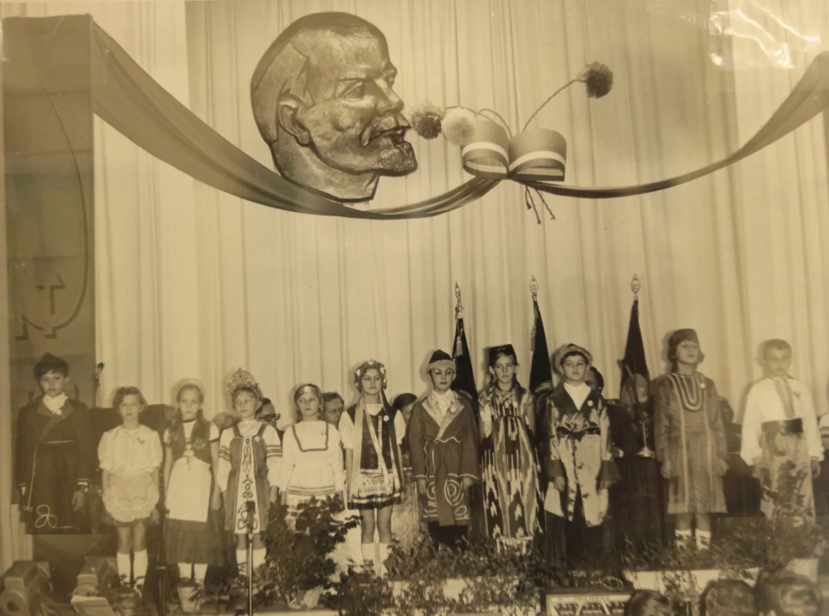 Пионеры приветствуют делегатов ХIII съезда ВЛКСМ, 1958 год.