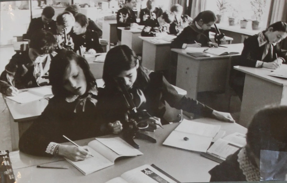 Урок биологии в школе №26. Фото А. Пашина, 1984 год.