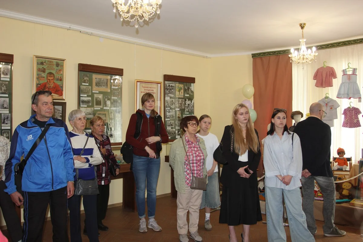 На открытии выставки гости вспоминали свое детство. 