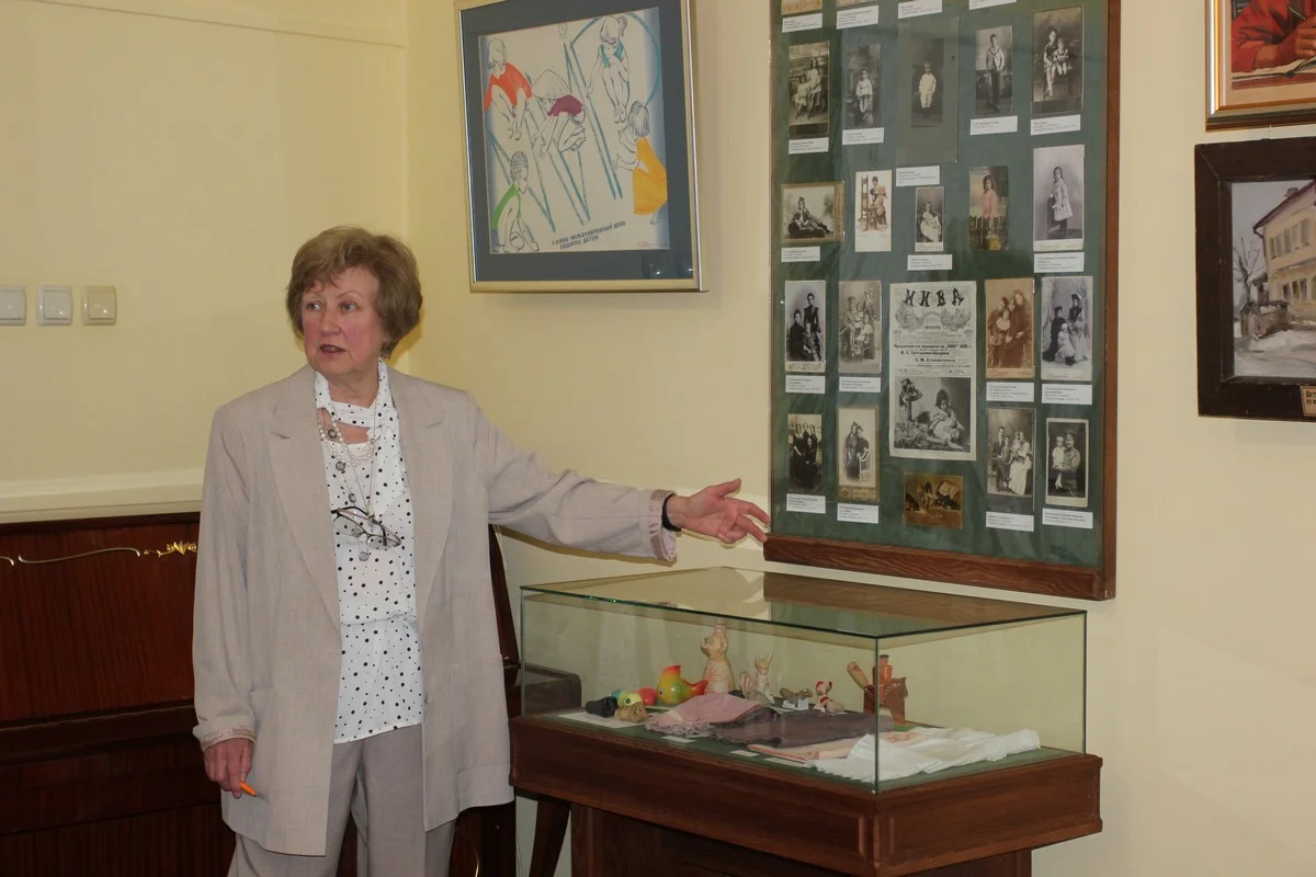Ирина Ермилина провела экскурсию по экспозиции.