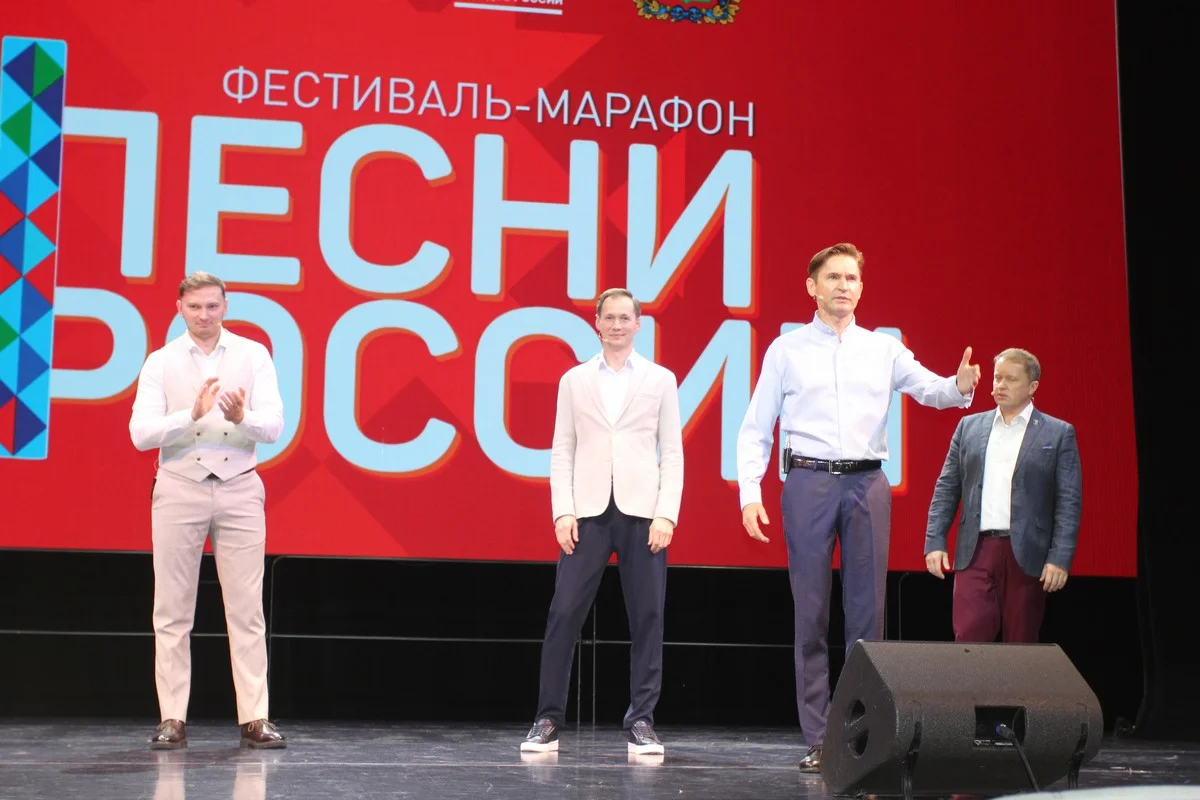 Петр учил произносить гласные.