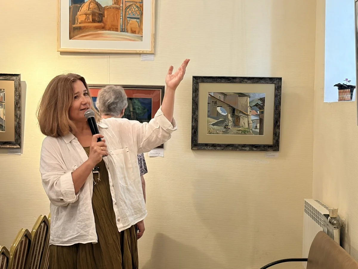 Ирина провела экскурсию по выставке.