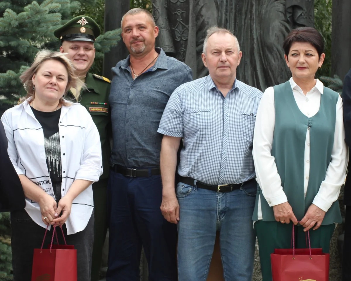 Максим пришел поздравить родителей.