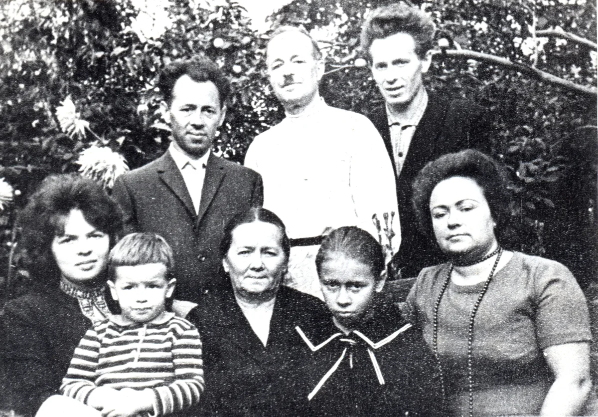 С семьей, 1964 год.