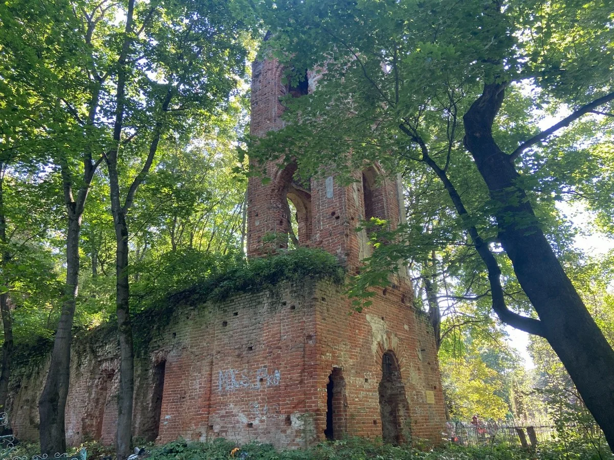 В Желездоцо сохранились стены церкви.