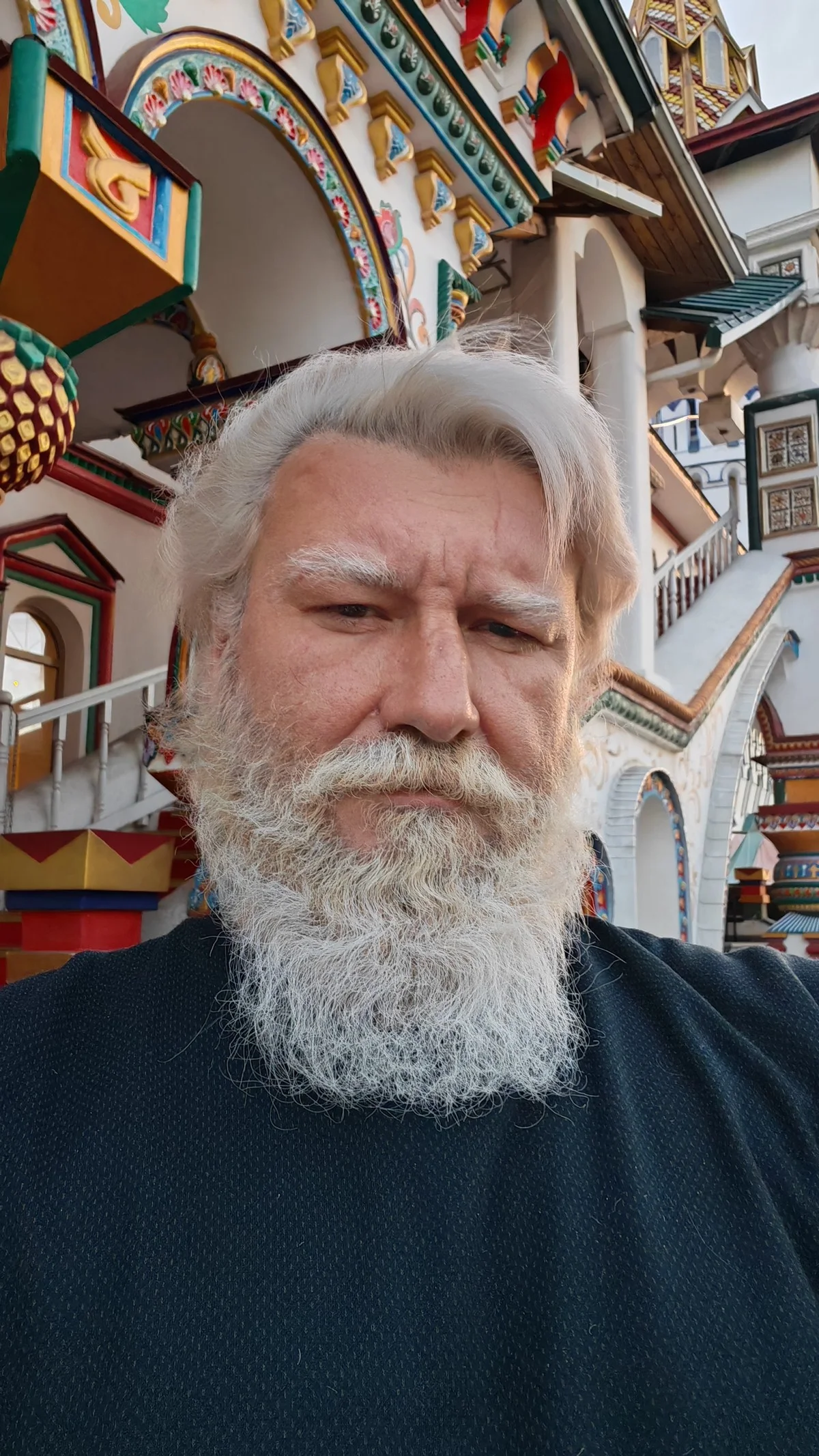 Максим и в жизни выглядит как Дед Мороз.