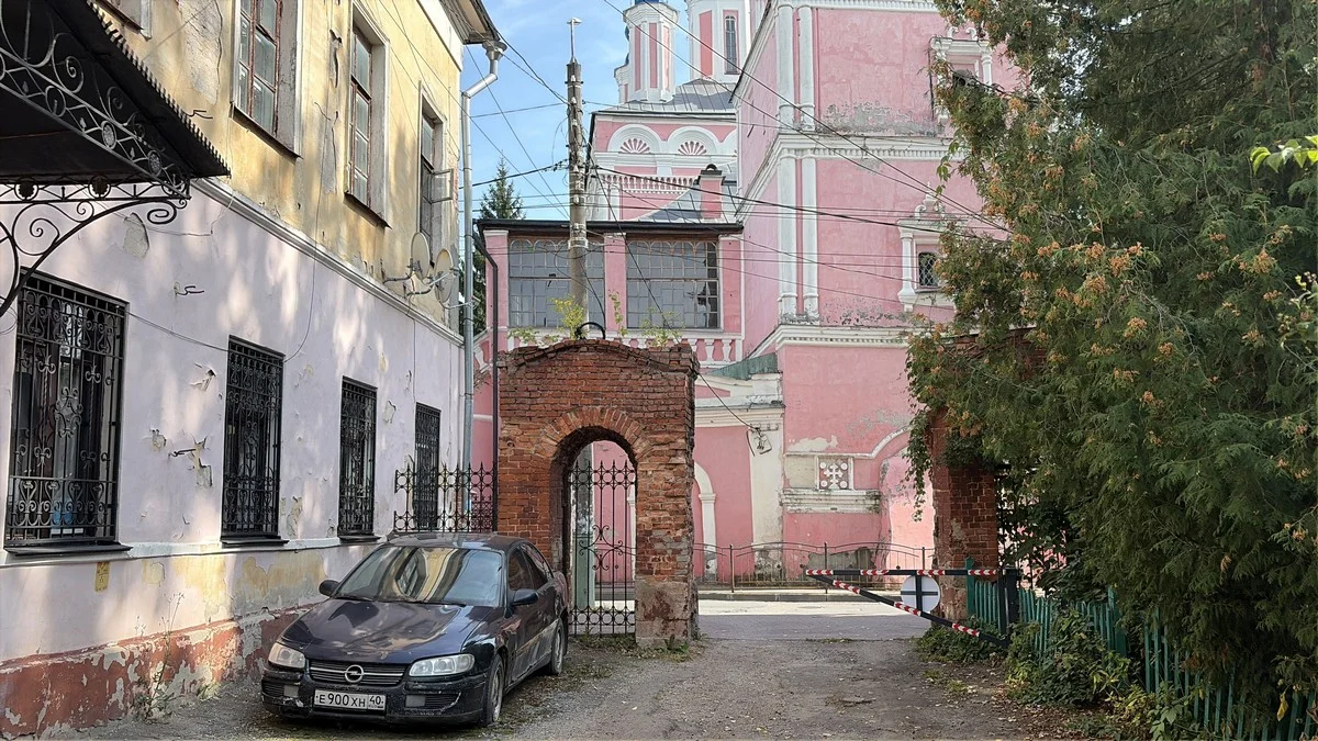 В фильме видно, что церковь в то время была покрашена в голубой, сейчас - в розовый.