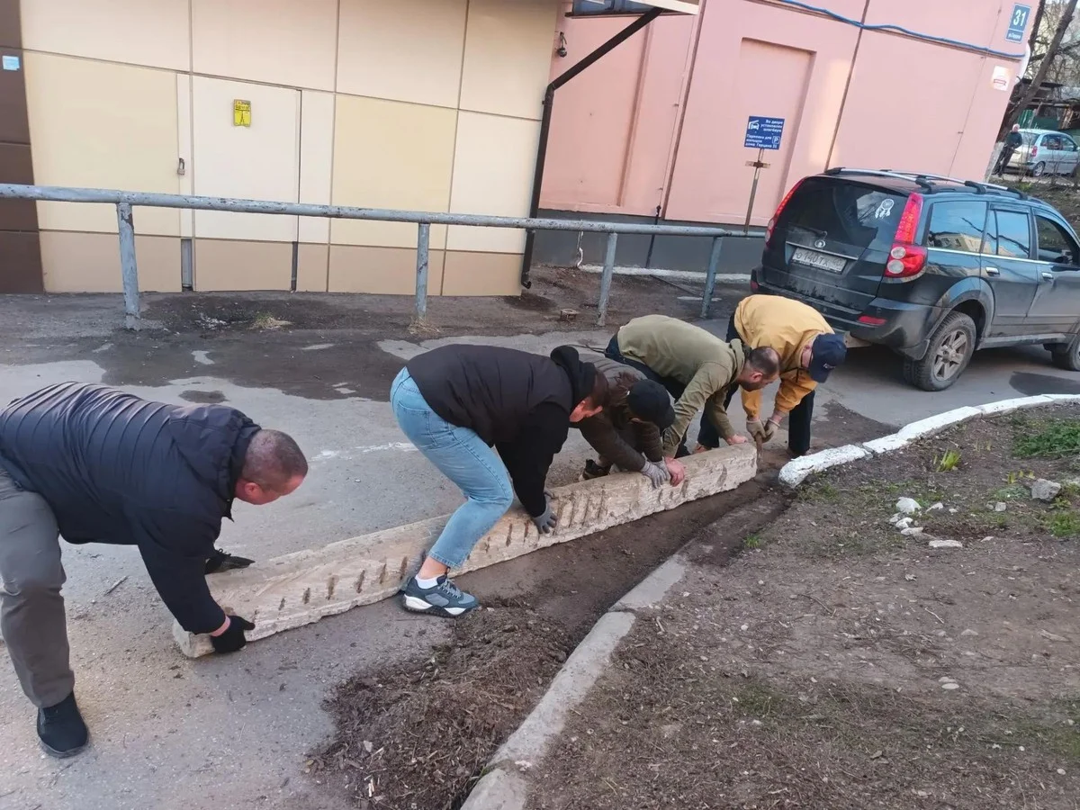 Жители выходят на субботники, делаюь  все вместе. 