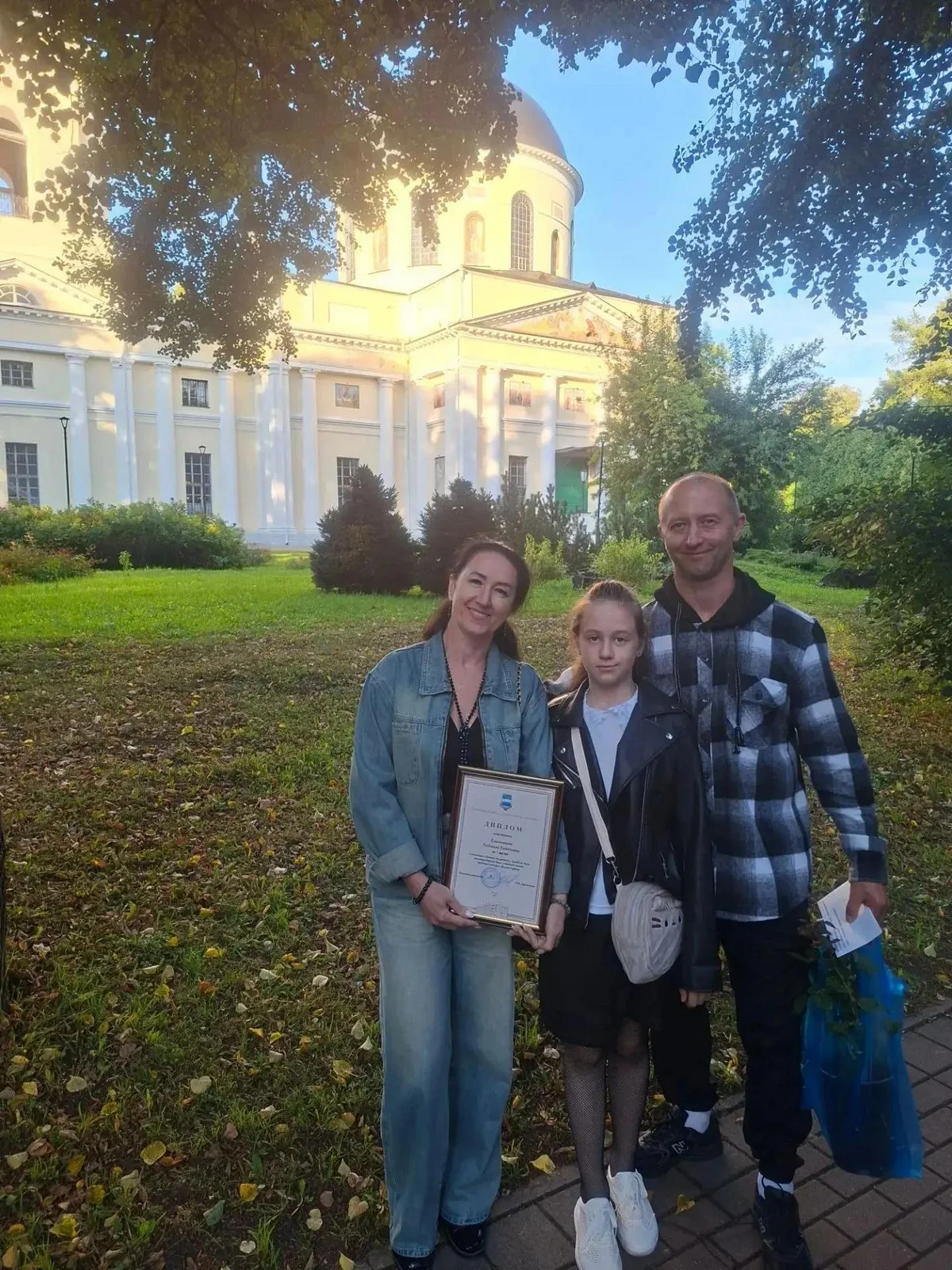 Семья Емельяновых: мама сажает, папа копает, Полина красит. И двор побеждает.