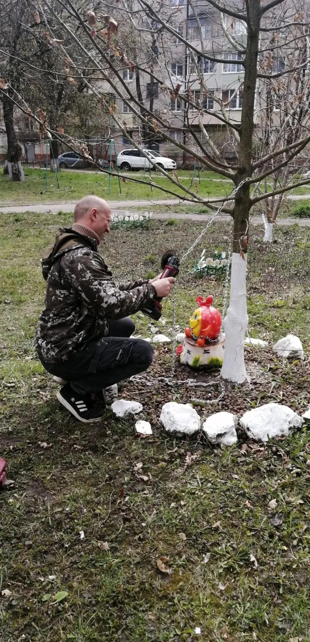 Дмитрий, муж Людмилы, посадил колобка на цепь. 