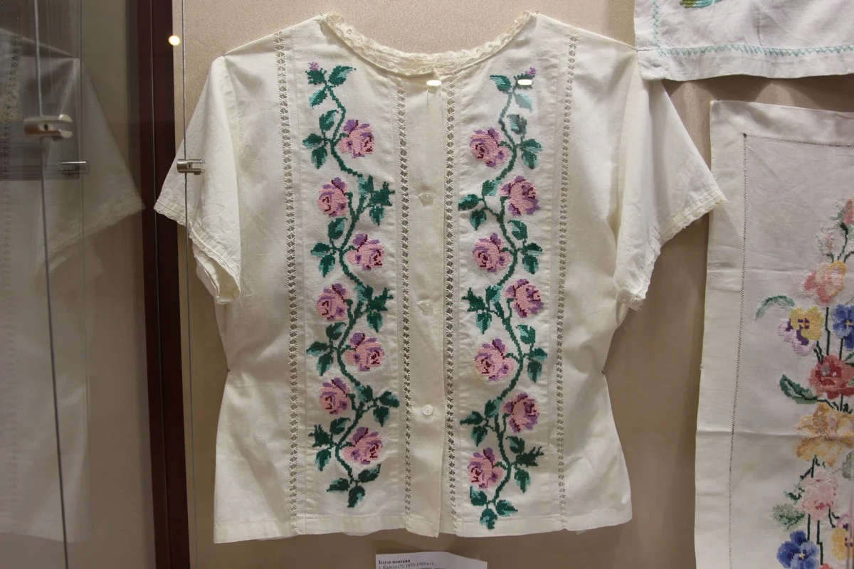 Блуза 1970-1080 гг. (вышивка «мережка», «крестиком», нитки мулине, кружевная тесьма).