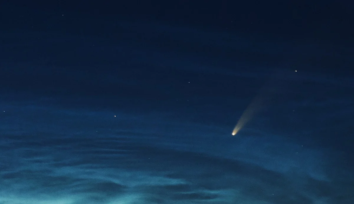 Комета С/2020 F3 (NEOWISE) в июле 2020.