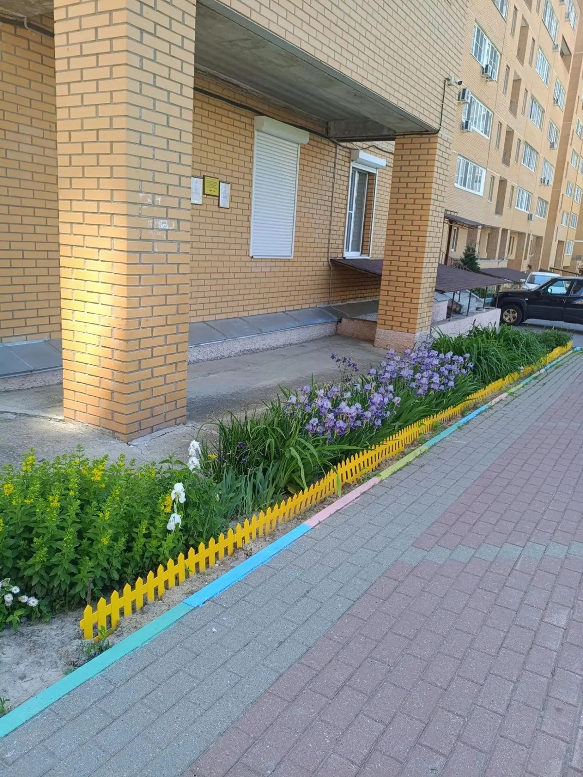 Маленькие клумбы есть и у подъездов.