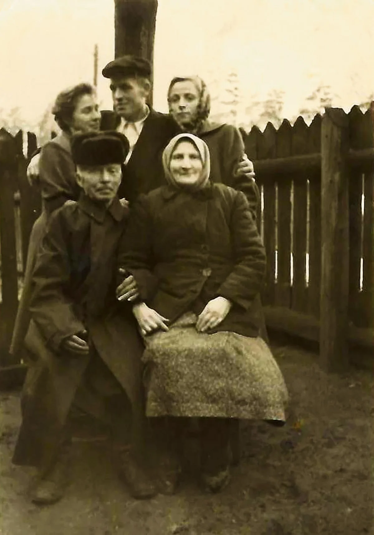 Николай  Щербаков — родоначальник трудовой династии с супругой Александрой (в первом ряду), дочерью Валентиной (слева), зятем Николаем Власовым  (в центре) и дочерью Зоей (справа).