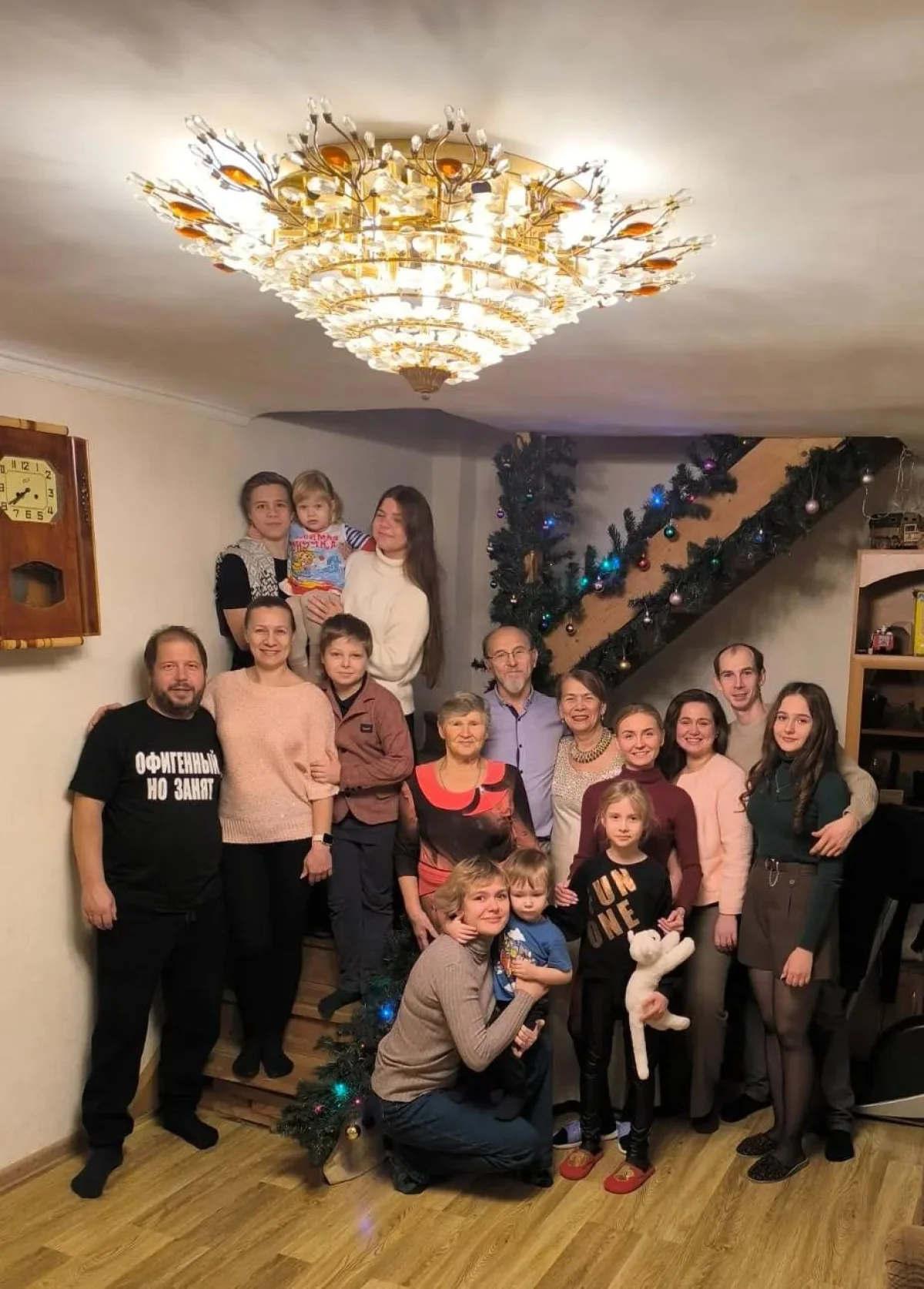 Одна из традиций семьи - дети приехали поздравлять родителей и друг друга с наступающим Новым годом.