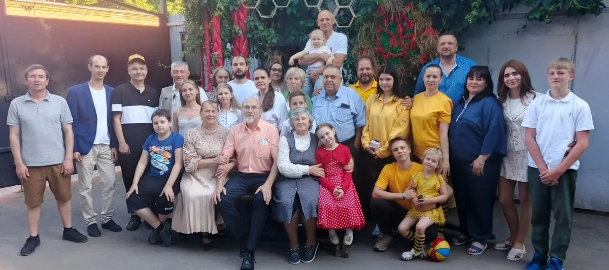 Все собрались на юбилее Андрея Алексеевича.