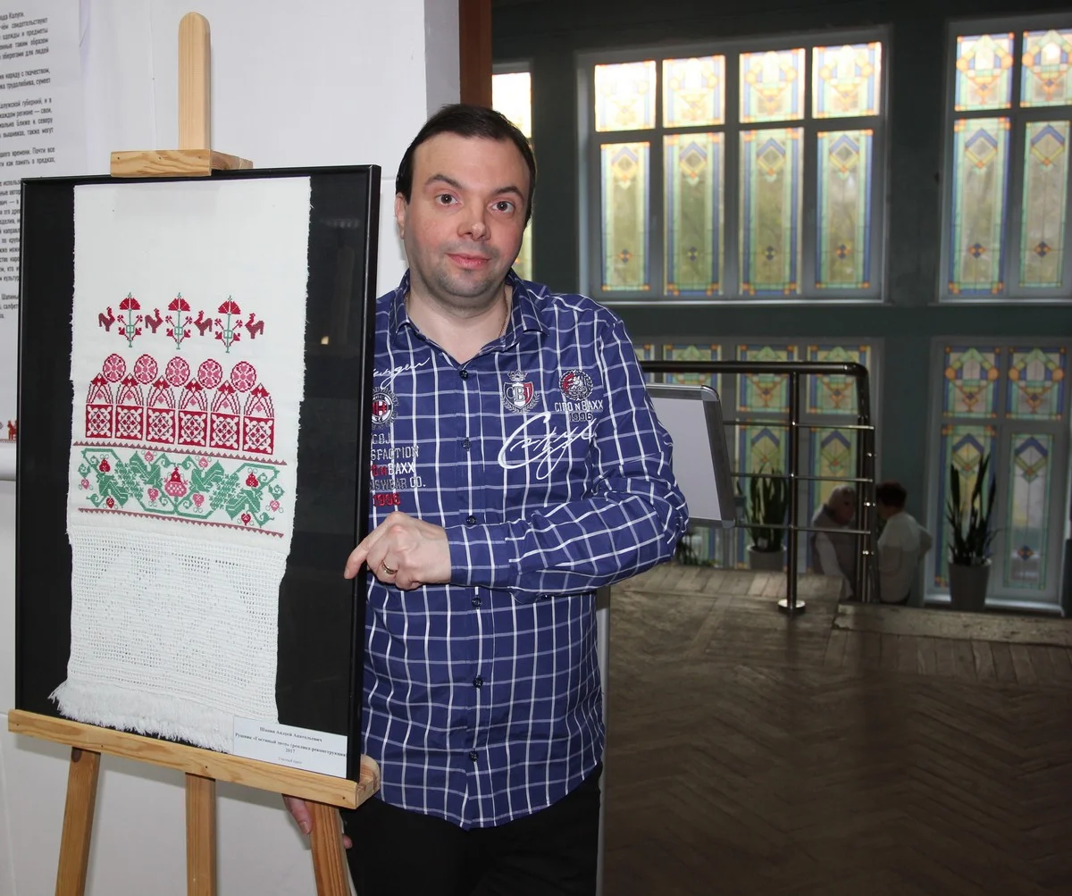 Андрей Шапин возрождает вышивку. Через 150 лет повторил рушник своей прапрабабушки.