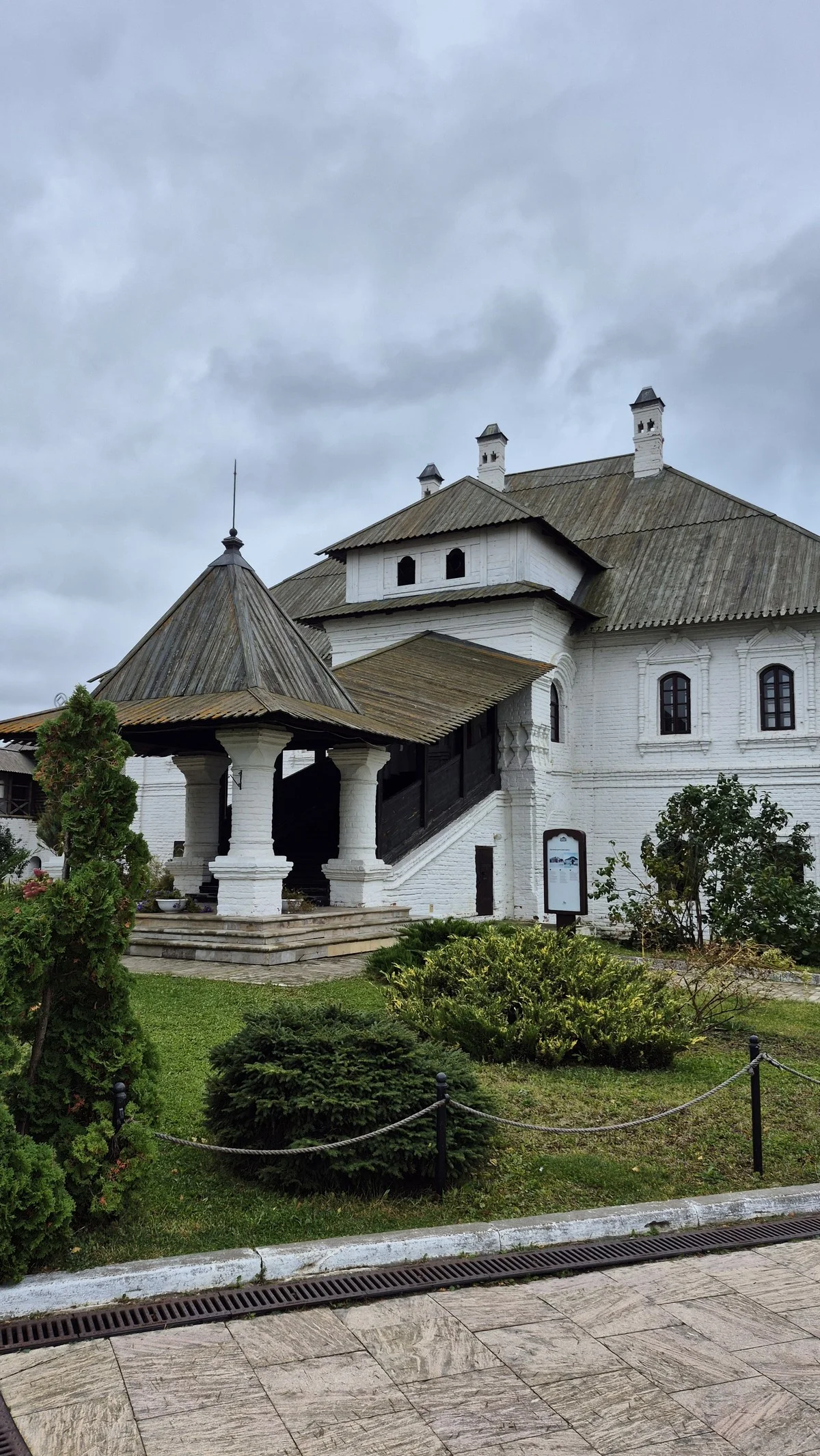 Остров-град Свияжск. Успенский монастырь построен в 1556–1560 гг. артелью псковских каменщиков. 