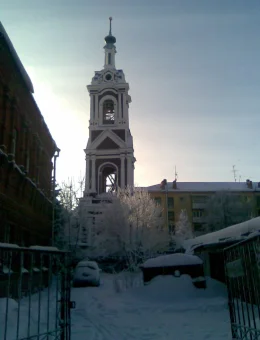 Вид на церковь Иоанна Предтечи со двора