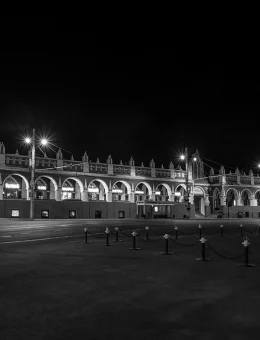  Ночной двор. Гостинный.