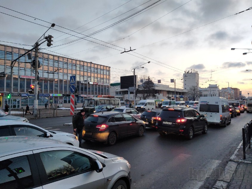 Больше всего машин скопилось на улице Кирова между Рылеева и Ленина.