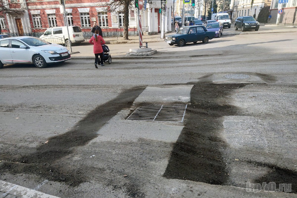 Движение по улице Гагарина после снятия верхнего слоя асфальта затруднено.